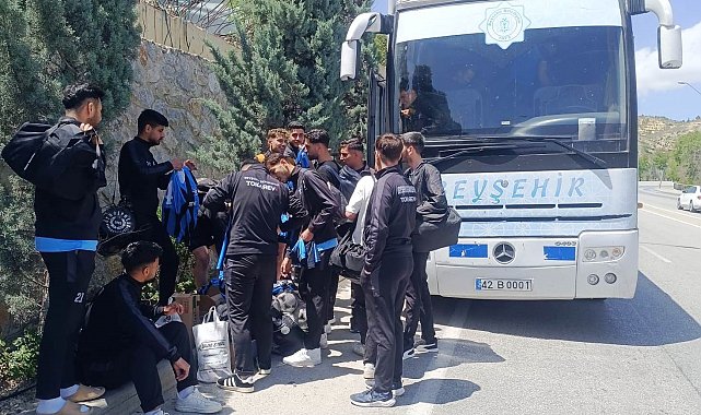 Kafileyi taşıyan otobüsün lastiği patladı, futbolcular taksiyle maça yetiştirildi