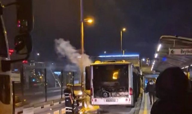 Kağıthane'de metrobüsün motor bölümü yandı, seferler kısa süre durduruldu