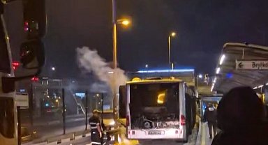 Kağıthane'de metrobüsün motor bölümü yandı, seferler kısa süre durduruldu