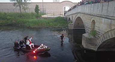 Kakava şenliklerinde kayıkla nehre inen Roman Çeribaşı, vatandaşları selamladı