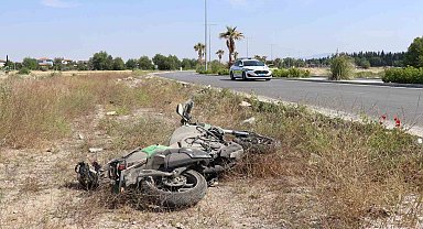 Kaldırıma çarpıp 30 metre savrulan motosikletin sürücüsü ağır yaralandı