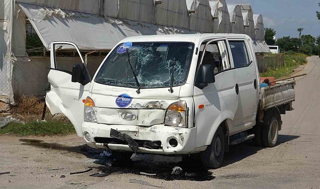 Kamyon ile hafif ticari araç çarpıştı: 2 yaralı