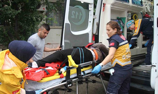 Kamyonet ile çarpışan motosikletin sürücüsü yaralandı