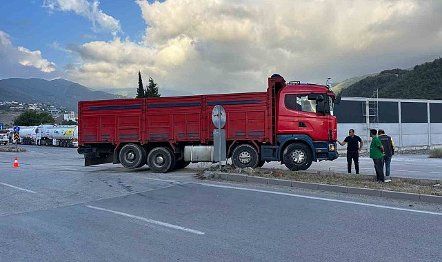 Kamyonet ile otomobil çarpıştı: 1 yaralı