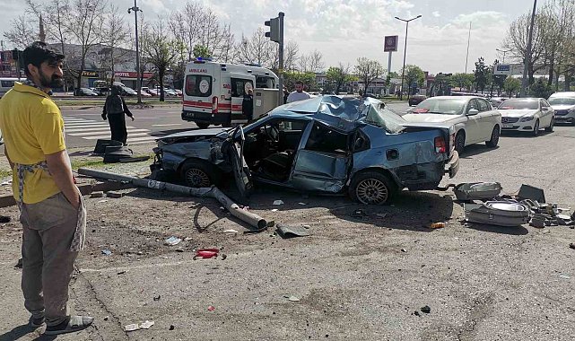 Kamyonet ile otomobil çarpıştı