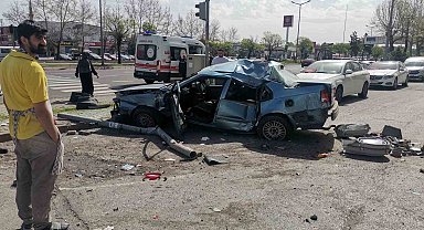 Kamyonet ile otomobil çarpıştı