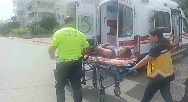 Kamyonete çarpmamak için motosikleti devirdi, kaskı hayatını kurtardı