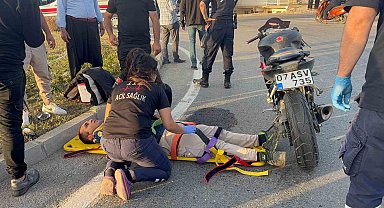 Kamyonetin çarpıp kaçtığı motosikletli yaralandı