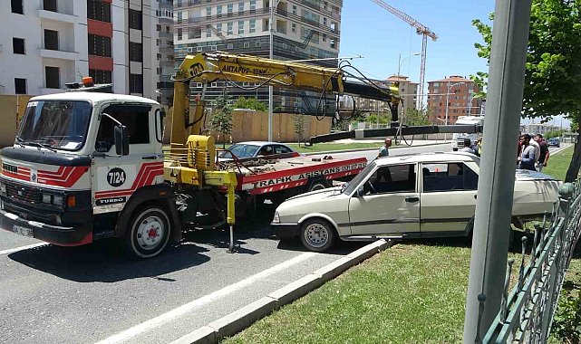 Kamyonun çarptığı otomobil refüje savruldu