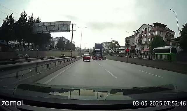 Kapağı açık unutulan kamyon tünele çarptı