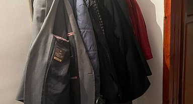 Kapının önünde oturan ev sahibine hırsızlık şoku