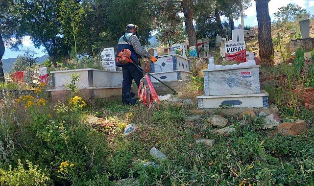 Karacasu'da mezarlıklar temizleniyor