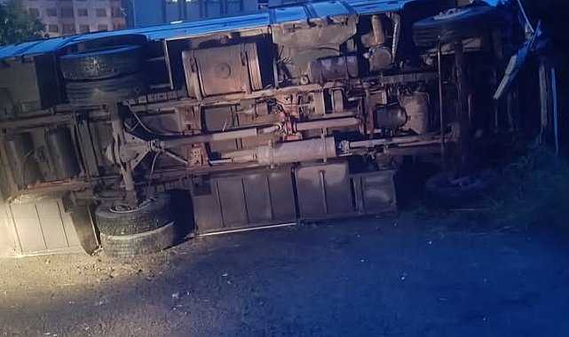 Karadeniz Ereğli'de midibüs park halindeki cipe çarptı: 2 yaralı