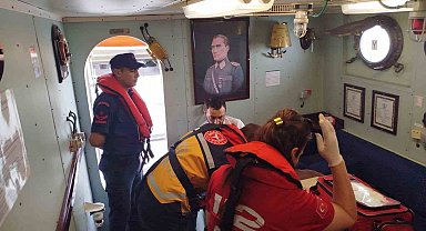 Karadeniz'de rahatsızlanan gemi personeli için ekipler seferber oldu