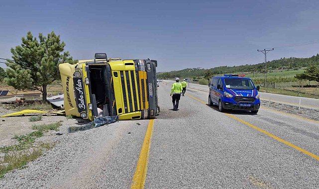 Karaman'da devrilen tırın sürücüsü yaralandı