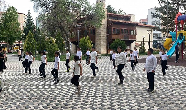 Karaman'da eş zamanlı halk oyunları gösterisi