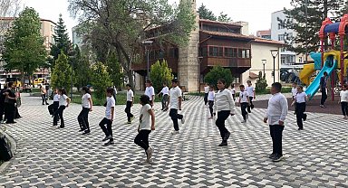 Karaman'da eş zamanlı halk oyunları gösterisi