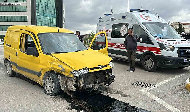 Karaman'da iki hafif ticari araç çarpıştı: 2 yaralı