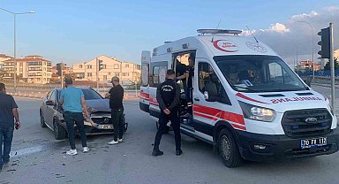 Karaman'da iki otomobil kavşakta çarpıştı: 1 yaralı