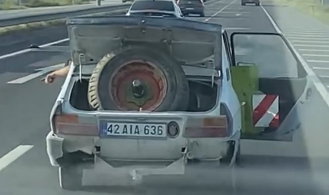 Karayolunda bagaj ve kapısı vaziyette seyretti