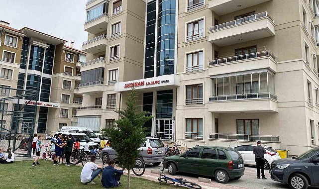 Karısını bıçaklayarak öldürüp başında bekledi