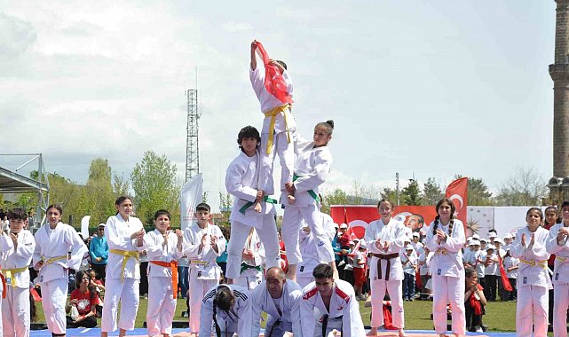 Kars'ta 19 Mayıs coşkuyla kutlandı