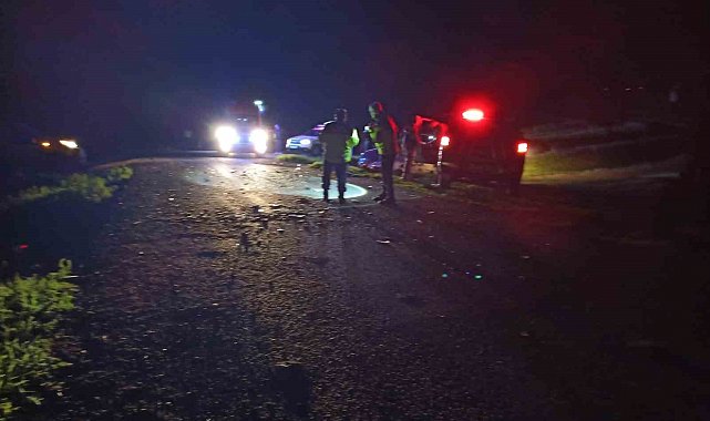 Kars'ta 2 hafif ticari araç çarpıştı: 1 ölü, 4 yaralı