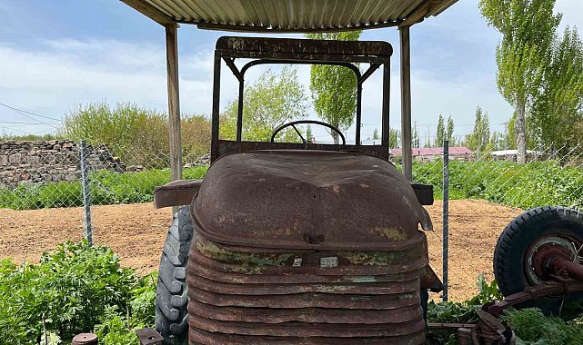 Kars'ta baba hatırası traktörü 73 yıldır saklıyor