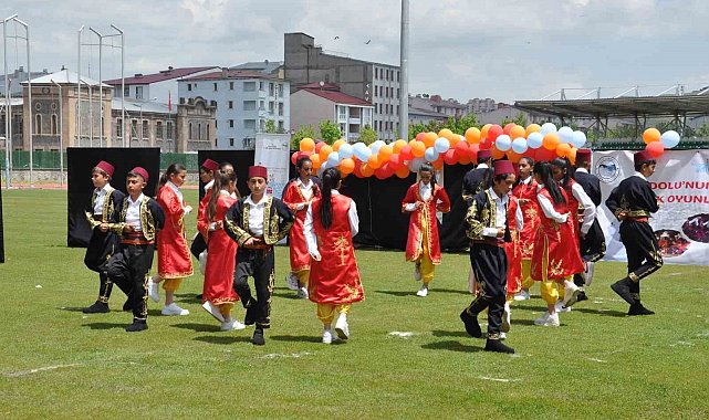 Kars'ta Halk Oyunları Şenliği renkli görüntülere sahne oldu