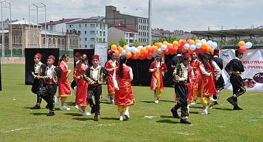 Kars'ta Halk Oyunları Şenliği renkli görüntülere sahne oldu