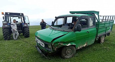 Kars'ta kamyonet dereye uçtu