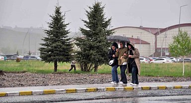 Kars'ta sağanak yağmur hayatı olumsuz etkiliyor