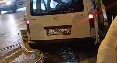 Kartal'da reklam panosuna çarpan araç karşı şeride geçti