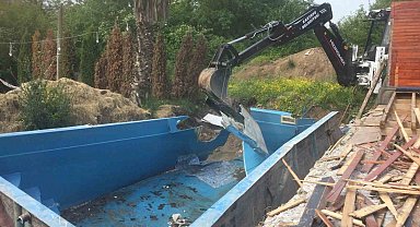 Kartepe'de kaçak bungalovlar yıkıldı