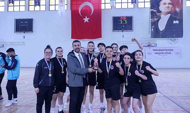 Kastamonu Üniversitesi Kadın Futsal Takımı, namağlup şampiyon oldu