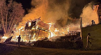 Kastamonu'da çıkan yangında ev ve cami yandı