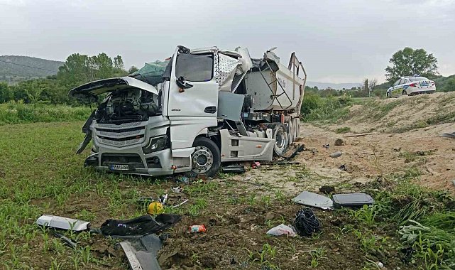 Kastamonu'da devrilen hafriyat kamyonunun sürücüsü yaralandı