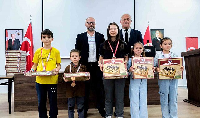 Kastamonu'da düzenlenen satranç turnuvasında gençler kıyasıya yarıştı