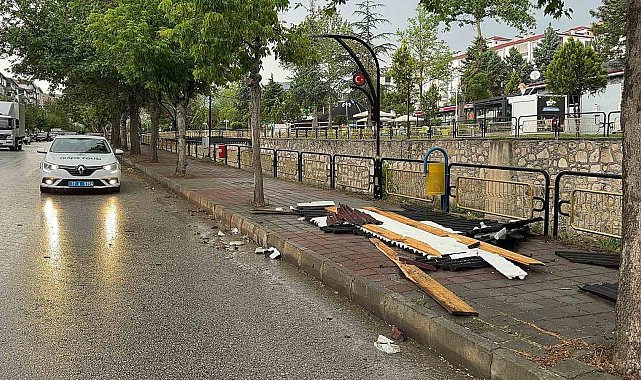 Kastamonu'da fırtına, elektrik tellerini kopardı, binanın çatısını uçurdu