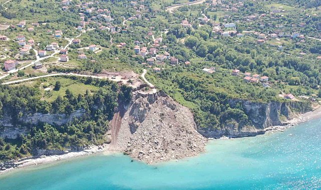 Kastamonu'da heyelan: Yoldan kopan kütle, denizle birleşti