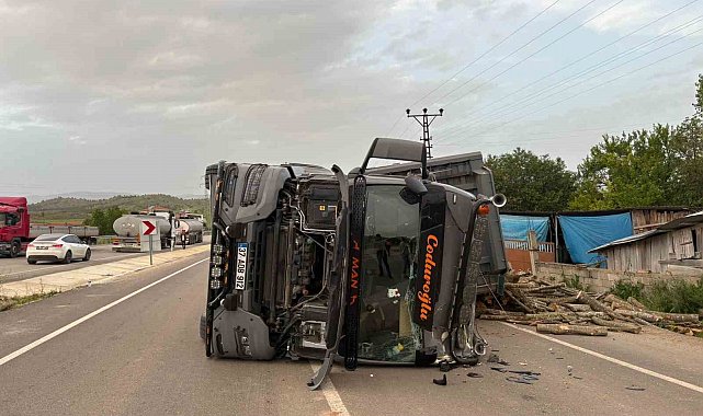 Kastamonu'da odun yüklü tır devrildi, sürücü yaralandı