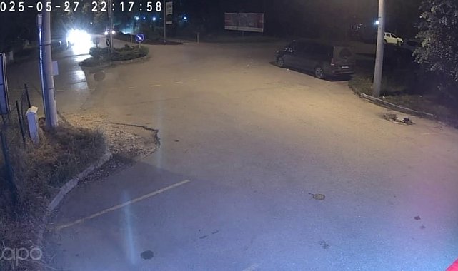 Kavşakta drift yapan otomobil ağaca çarptı: 3 yaralı