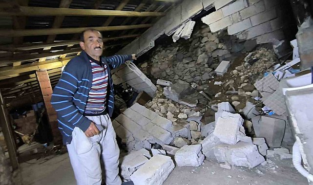 Kaya parçaları evin çatı katını yıktı