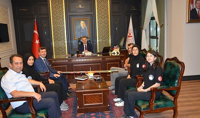 Kaymakam Odabaş, robotik şampiyonları ağırladı