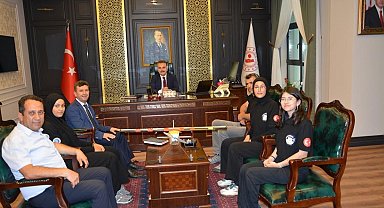 Kaymakam Odabaş, robotik şampiyonları ağırladı