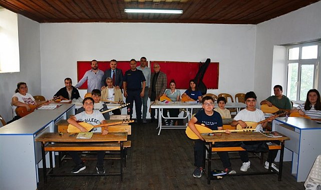 Kaymakam Odabaş'tan Tahtakuşlar'da bağlama kursuna ziyaret