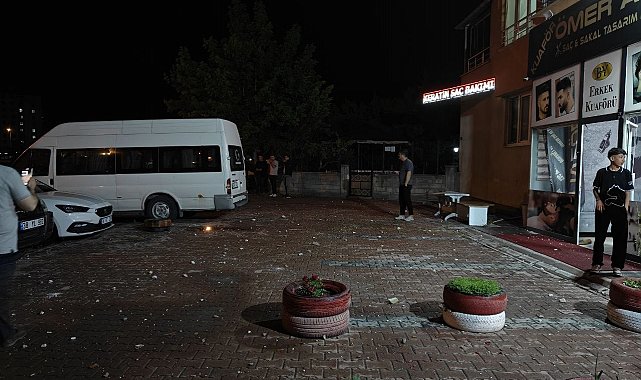 Kayseri'de apartmanın çatısına yıldırım düştü, park halindeki araçlar zarar gördü