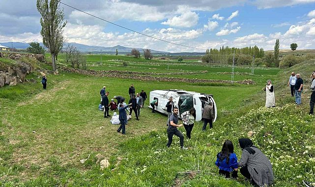 Kayseri'de öğrenci servisi devrildi: 15 öğrenci yaralı