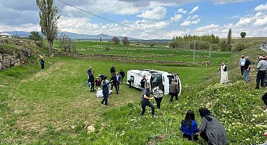 Kayseri'de öğrenci servisi devrildi: 15 öğrenci yaralı