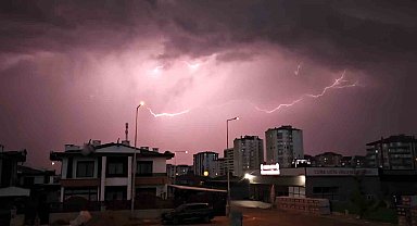 Kayseri'de şimşekler geceyi aydınlattı